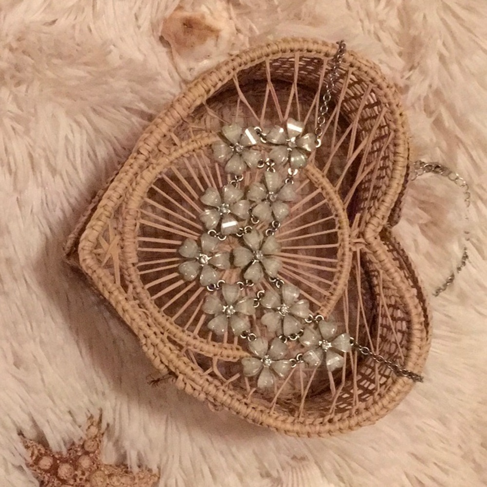 🌸 Layered flower bib statement necklace 🌸